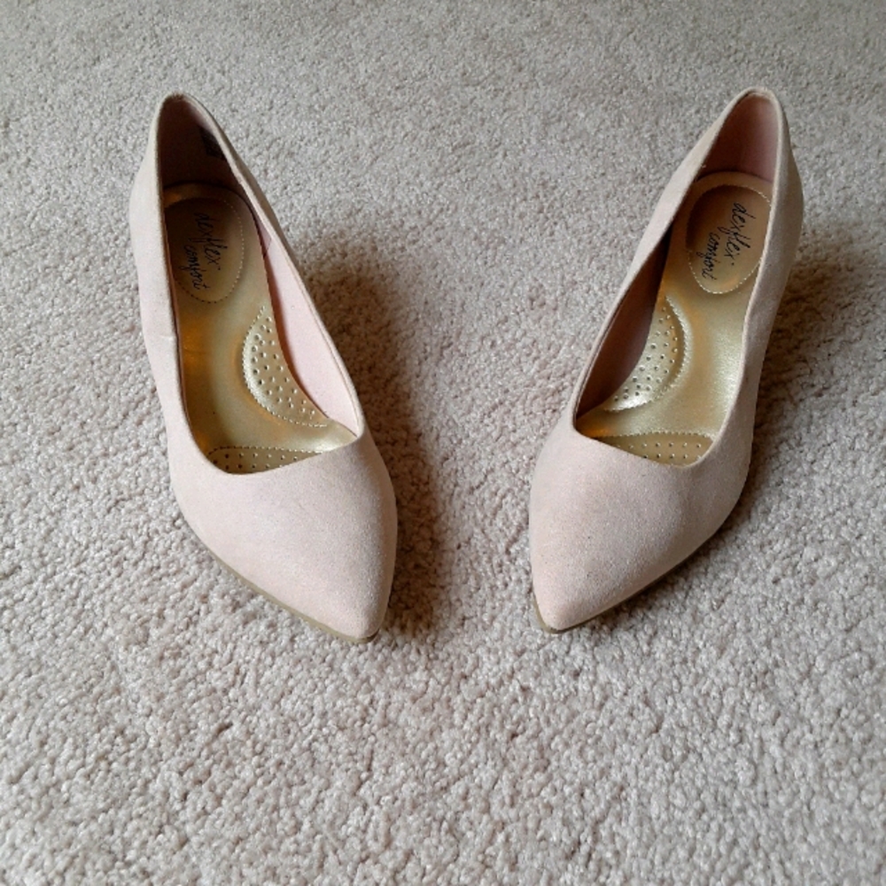 NWOT Dexflex Cream Kitten Heel Shoes